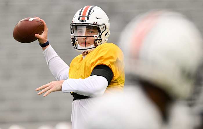 Zach Calzada (10)Auburn FB scrimmage on Saturday, April 2, 2022 in Auburn, Ala.Todd Van Emst/AU Athletics